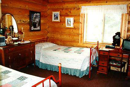 Camin's Log Retreat - Bedroom 1